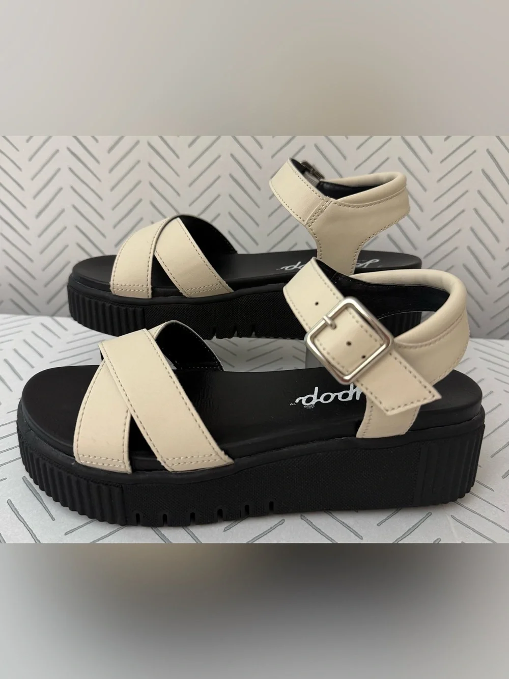 Jellypop Comfort Fit Tan & Black Criss Cross Straps Platform Sandal 6.5